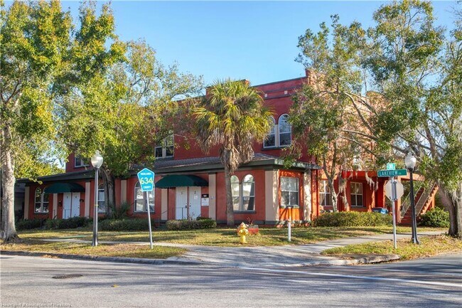 Building Photo - 2100 Lakeview Dr