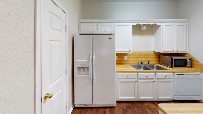 Foto del edificio - Spacious 4/2 Blocks from Campus!