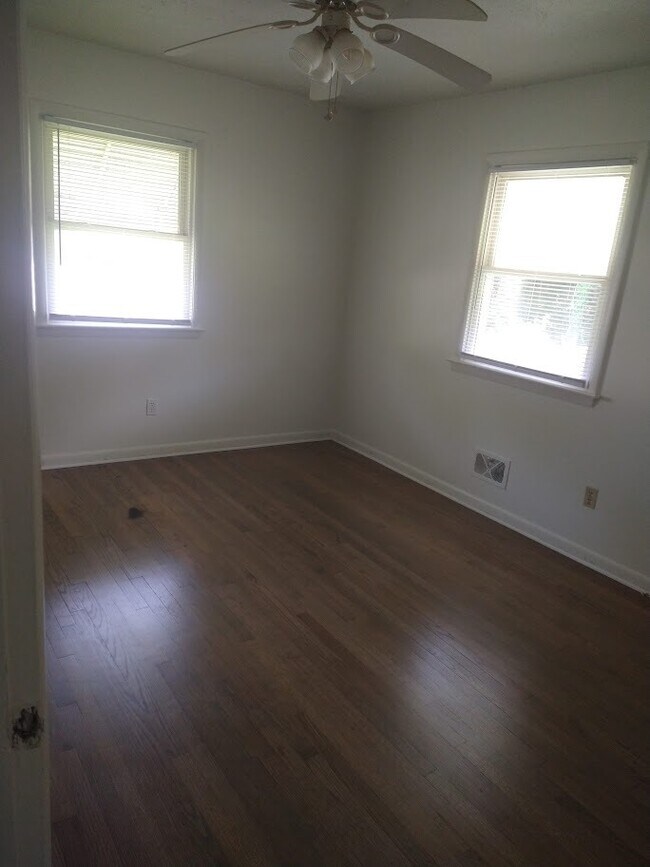 Foto del edificio - 3br1ba, hardwood floors, back yard, no pets