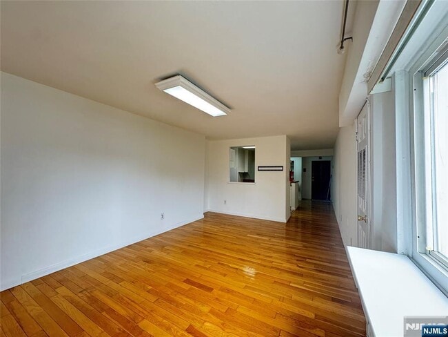 Building Photo - 333 Grand St