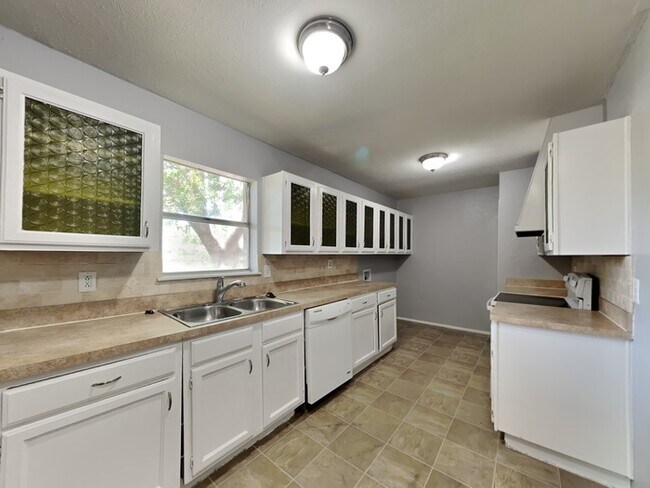 Building Photo - Charming 3/2 Home!!