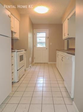 Building Photo - 16311 W 141st Terrace