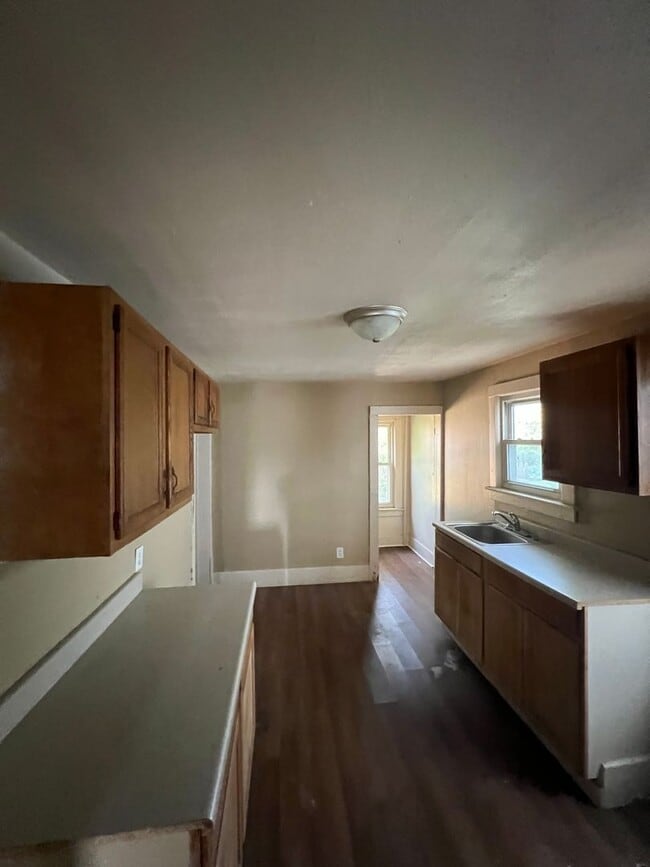 Building Photo - Spacious 3BR/1BA home