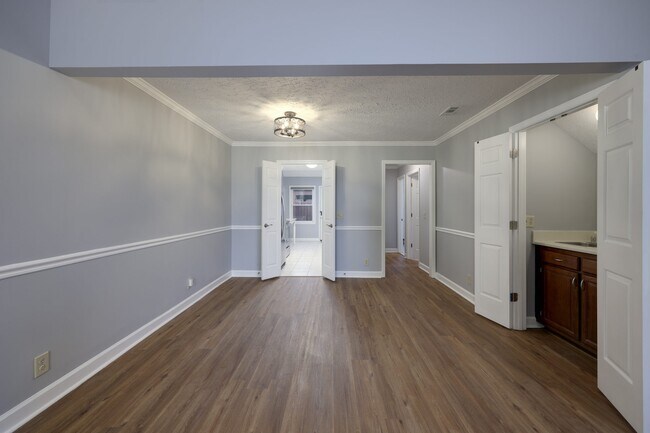 Building Photo - 100 Highland Villa Dr