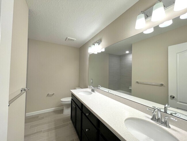 Foto del edificio - Beautiful end unit townhome with modern an...