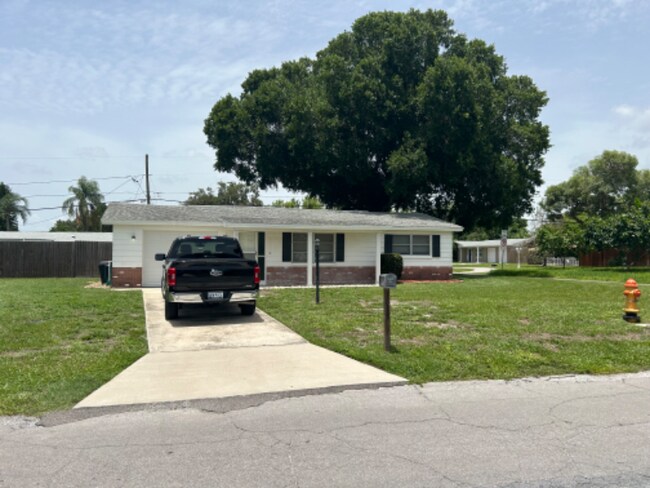 Building Photo - 4933 Manor Dr