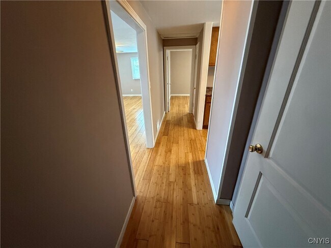 Foto del edificio - 127 1/2 Matty Ave