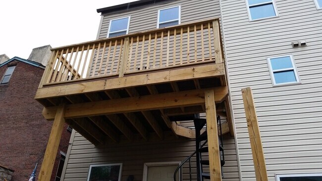 Foto del edificio - EXTREMELY SPACIOUS AND REMARKABLY REMODELED NORTHSIDE HOME- AVAIL MAY 1ST!