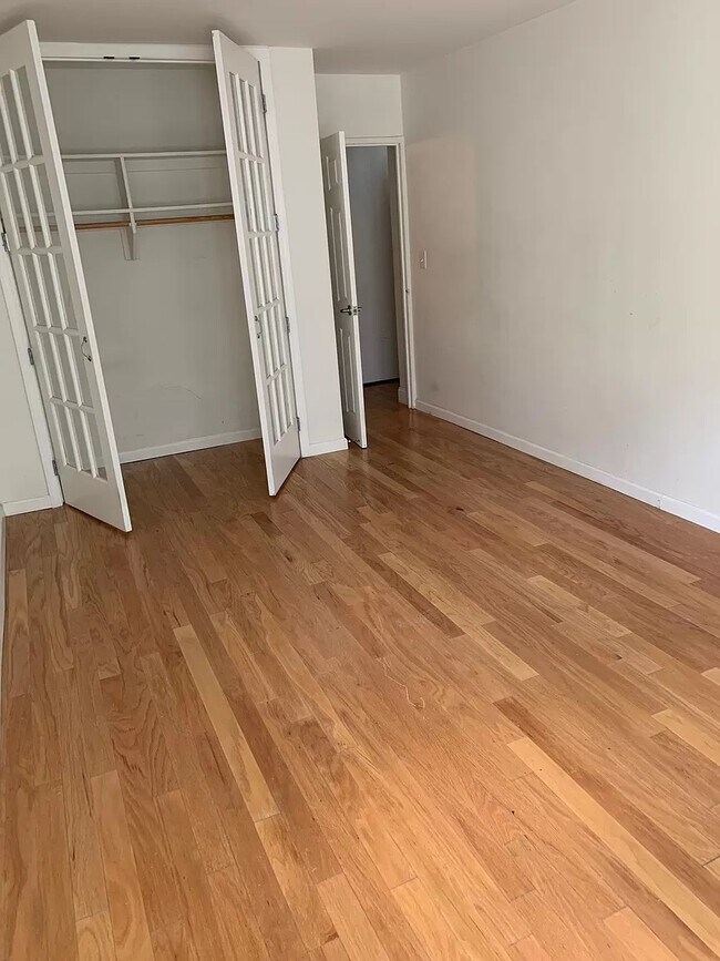 Foto del edificio - 12421 Flatlands Ave