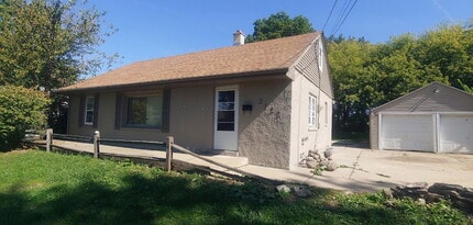 Building Photo - 3122 S 95th St