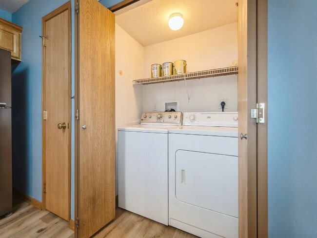 Foto del edificio - 5908 Sutton Pl