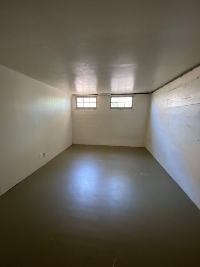 Building Photo - F203