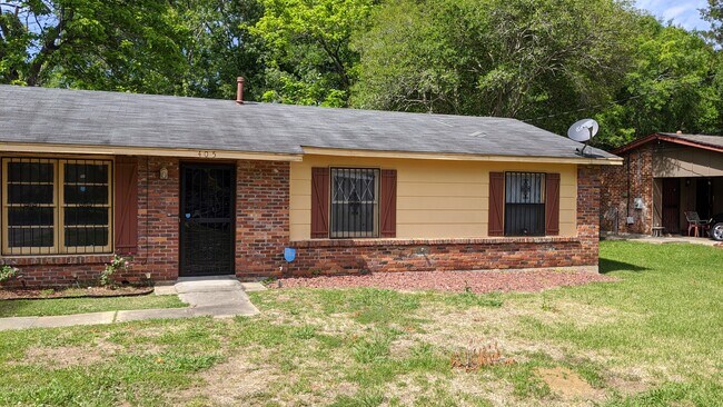 Building Photo - 405 Southlawn Dr