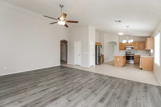 Building Photo - 1427 E Vernoa St