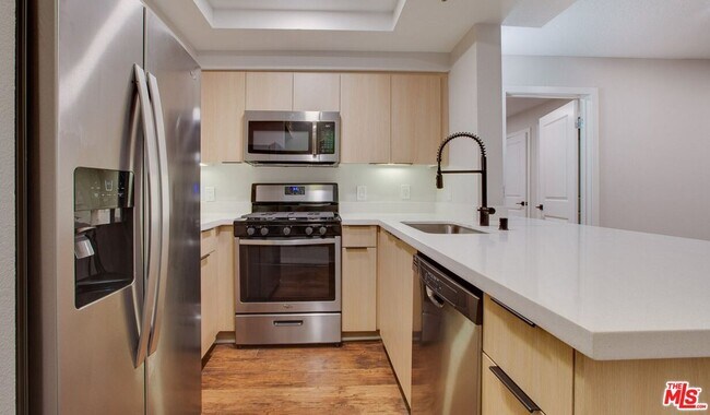 Building Photo - 7660 Beverly Blvd