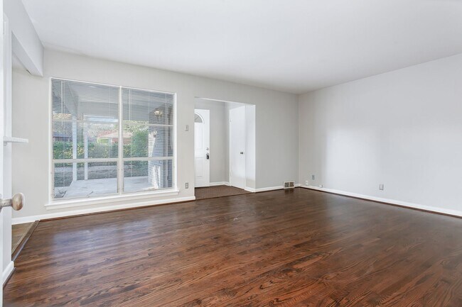 Foto del edificio - 6506/08 SAINT MORITZ AVE