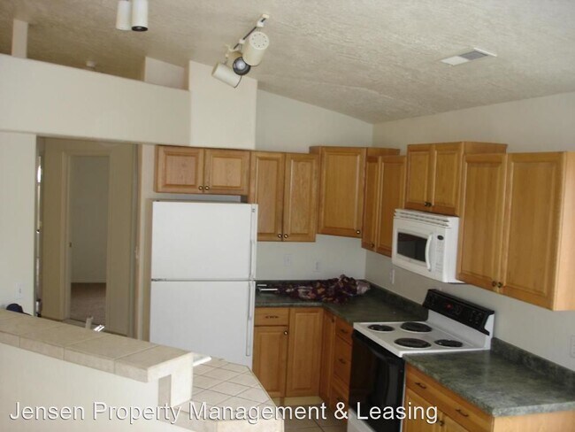 Foto del edificio - 5 br, 2 bath House - 2132 East 550 North