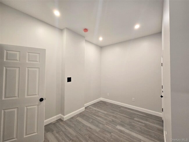 Building Photo - 143 Jericho Tpke