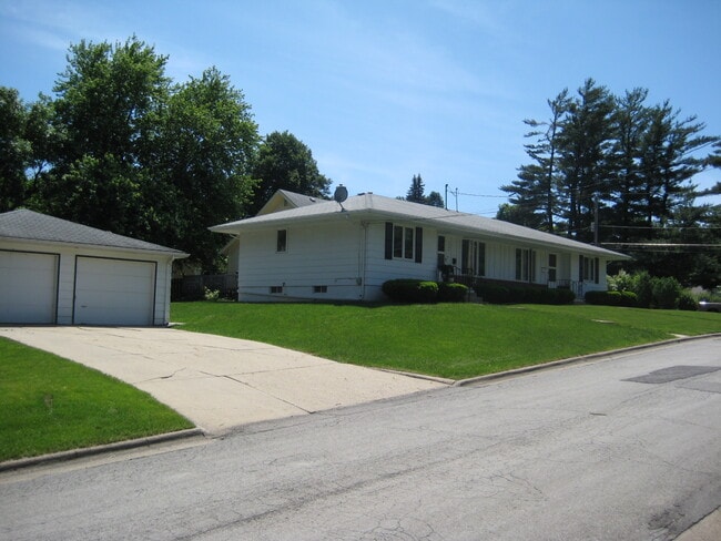 Side with garage - 1340 Pleasant View Dr