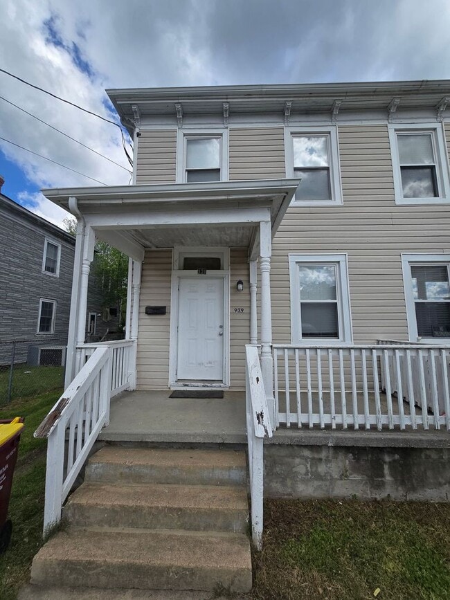 Building Photo - 939 Hinton St