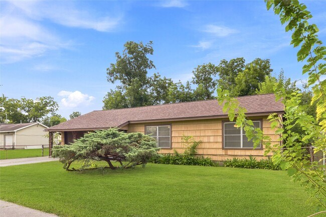 Foto del edificio - 8406 Highcrest Dr