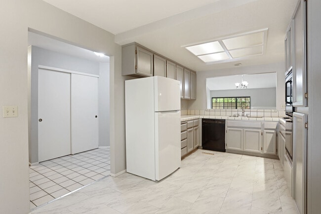 Building Photo - 562 La Corso Dr