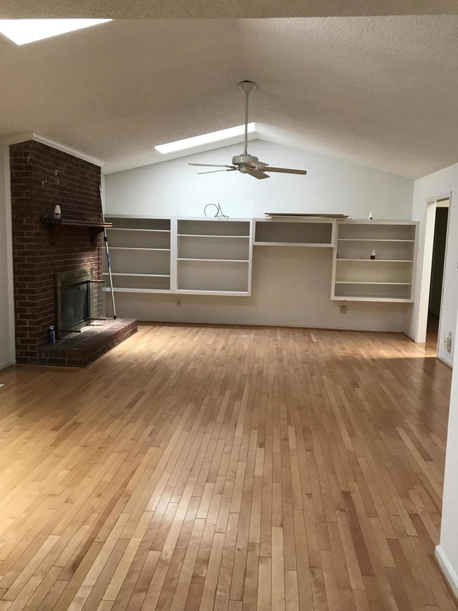 Building Photo - 265 Pinyon Cir