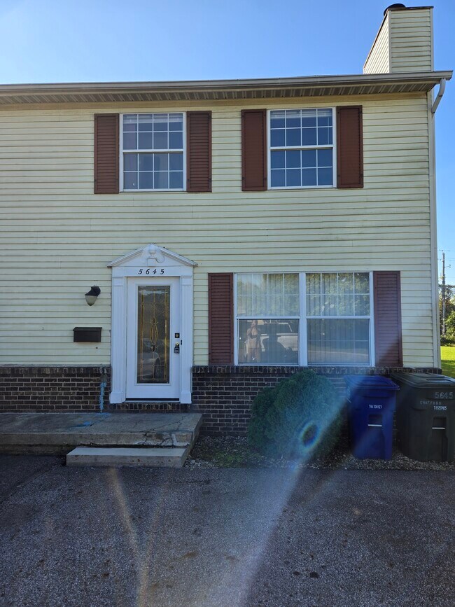 Puerta principal - 5645 Chatford Dr