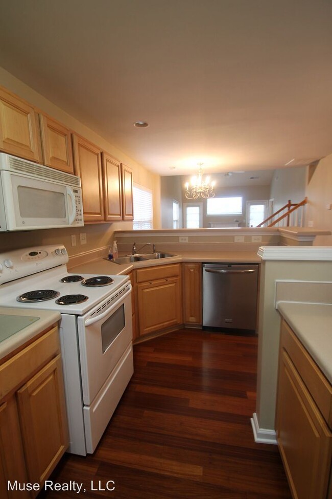 Building Photo - 3 br, 2.5 bath House - 643 Rock Lake Glen