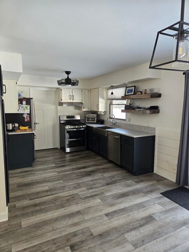 Foto del edificio - 2344 E Textile Rd