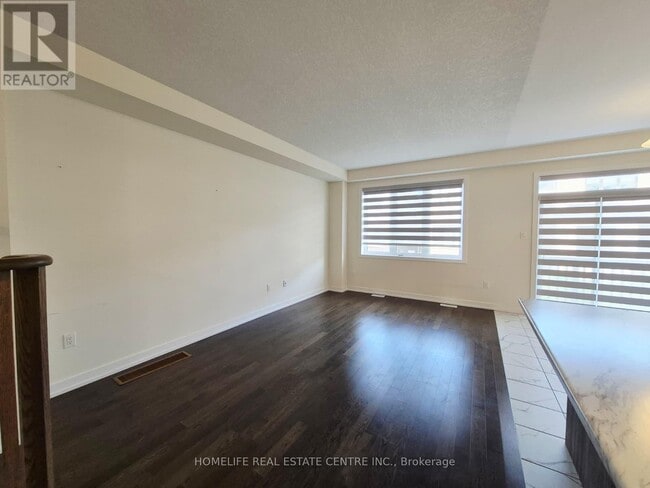 Photo du bâtiment - 8 Amos Ave