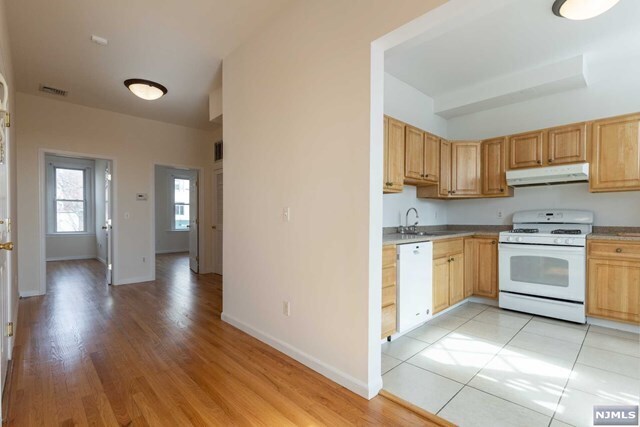 Primary Photo - 46 E Palisade Ave