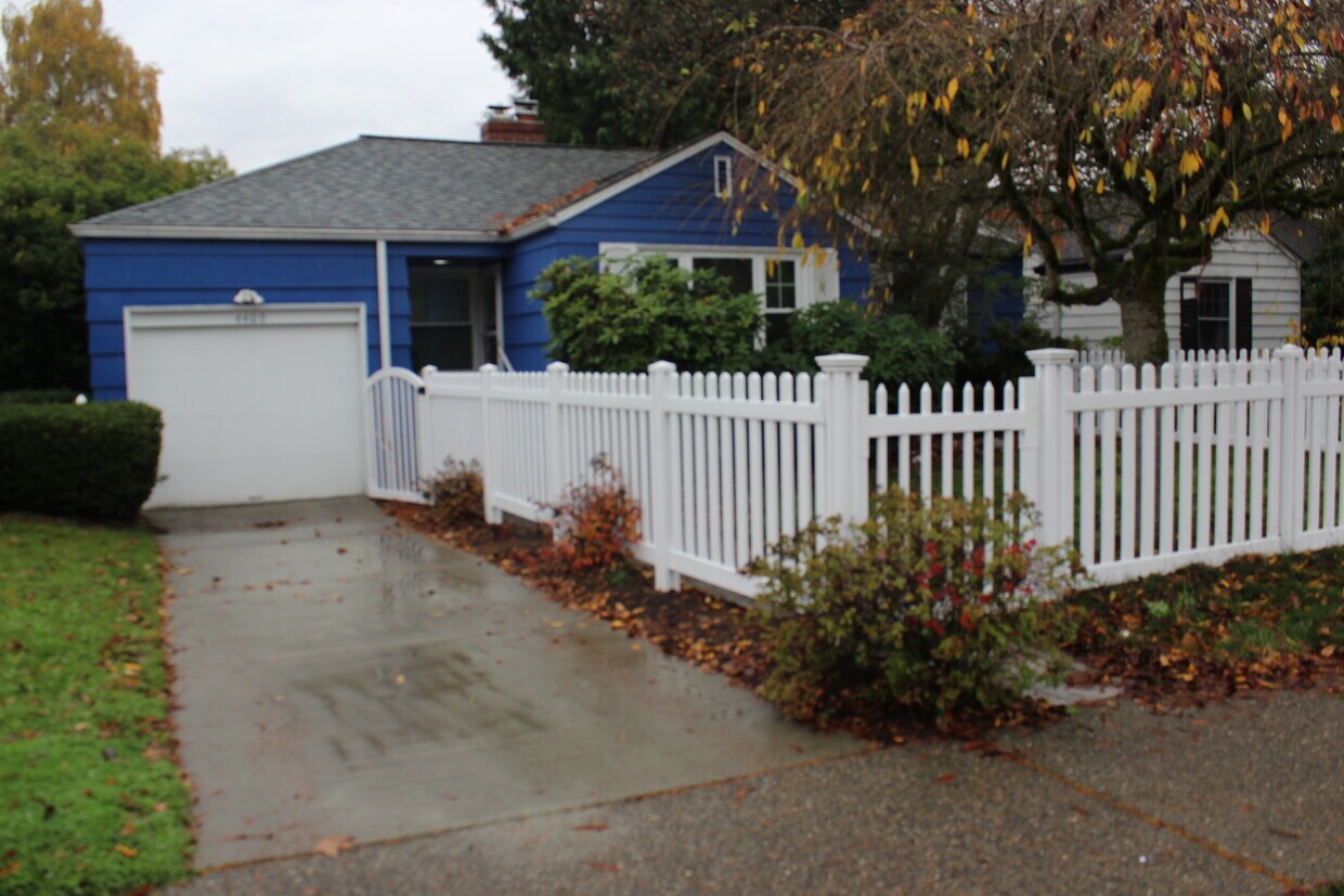 Primary Photo - 4409 NE 65th St