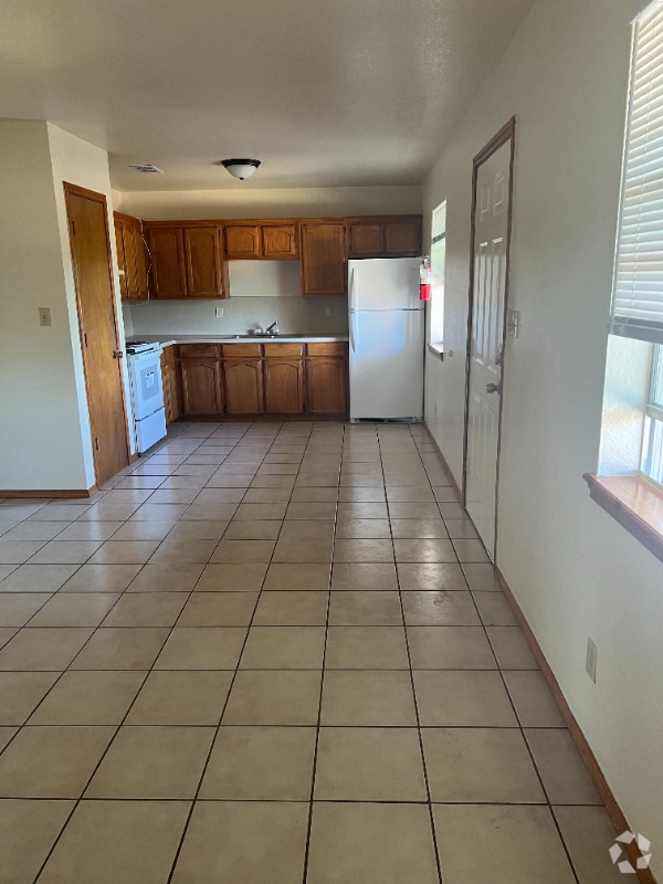 Building Photo - 1000 Wild Rose Ln