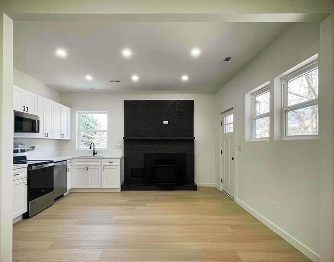 Building Photo - 36 Saxon Heights