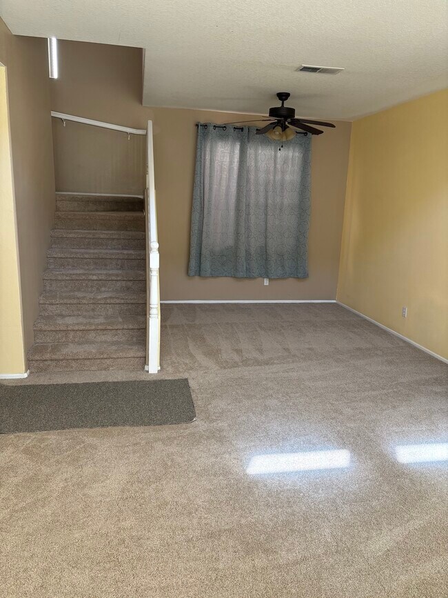 Sala de estar y escaleras - 19323 Ackerman Ave