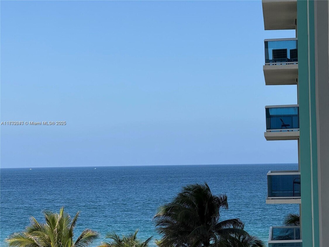 Foto principal - 9201 Collins Ave