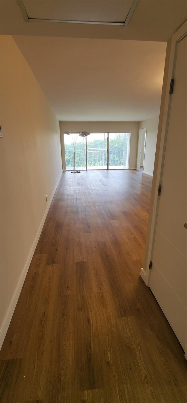 Foto del edificio - 3150 N Palm Aire Dr