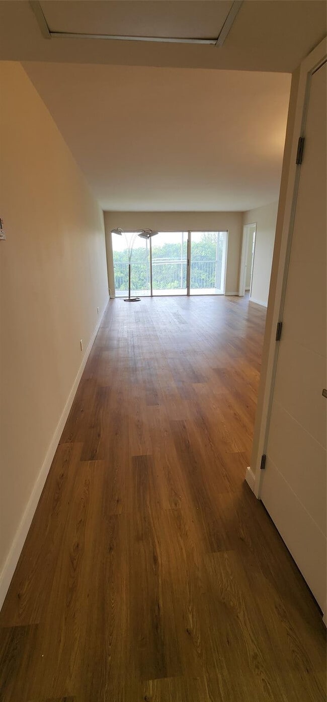 Building Photo - 3150 N Palm Aire Dr