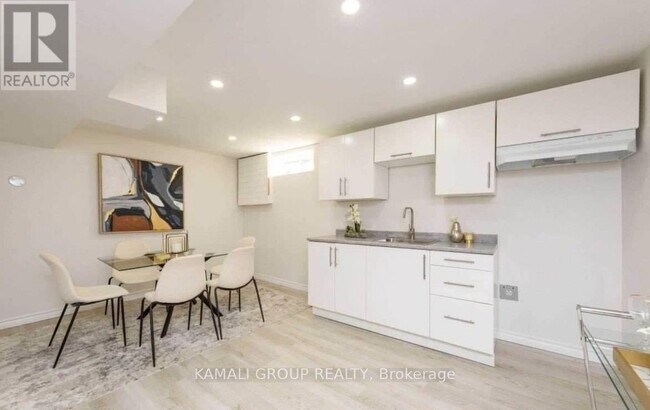 Photo du bâtiment - 352 E 18th St