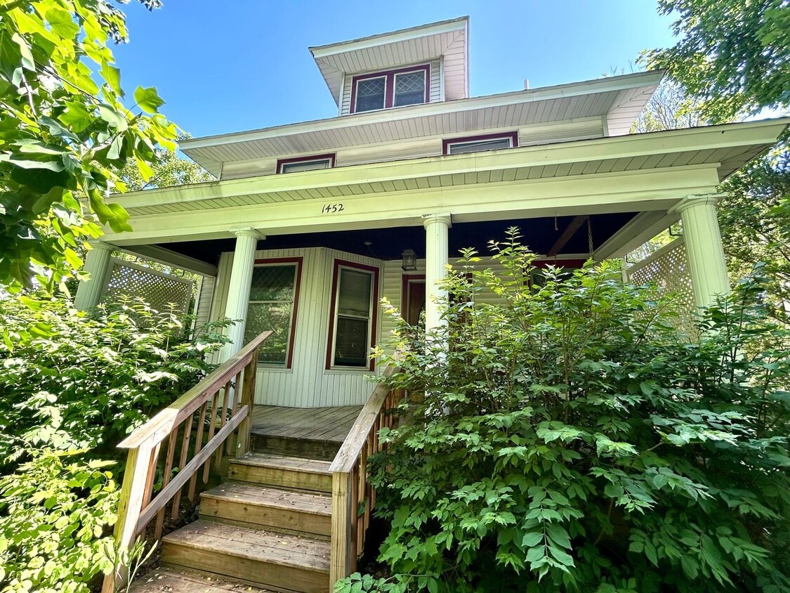 Primary Photo - 1452 Bridge St NW