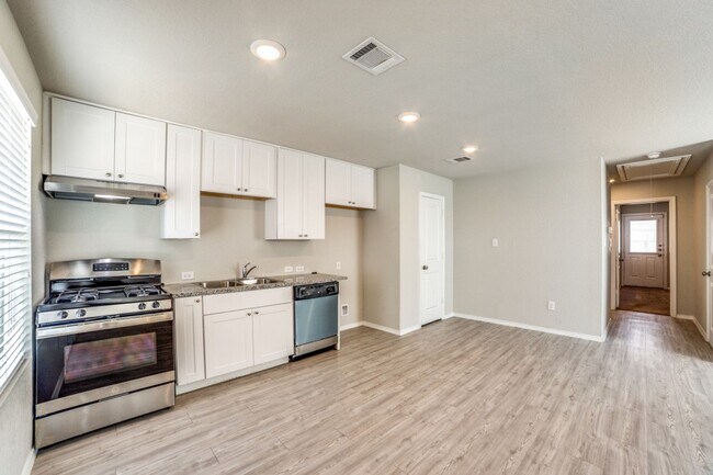 Building Photo - 2 Bedroom,1 bathroom located in Silo #1 Su...
