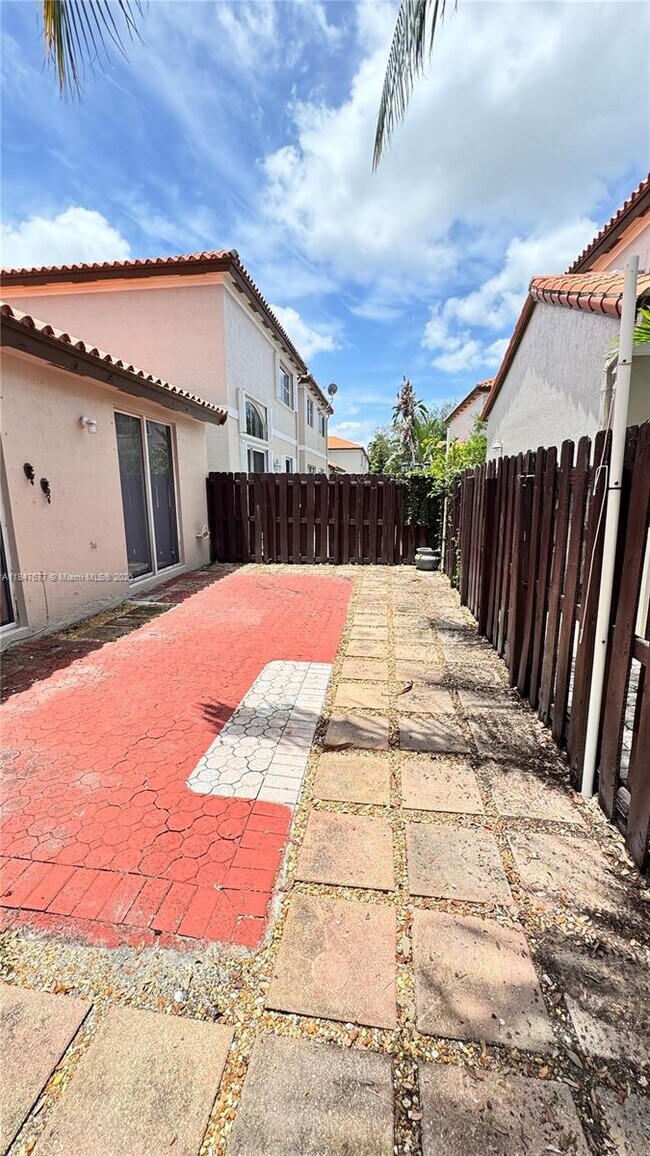 Foto del edificio - 8337 NW 142nd St
