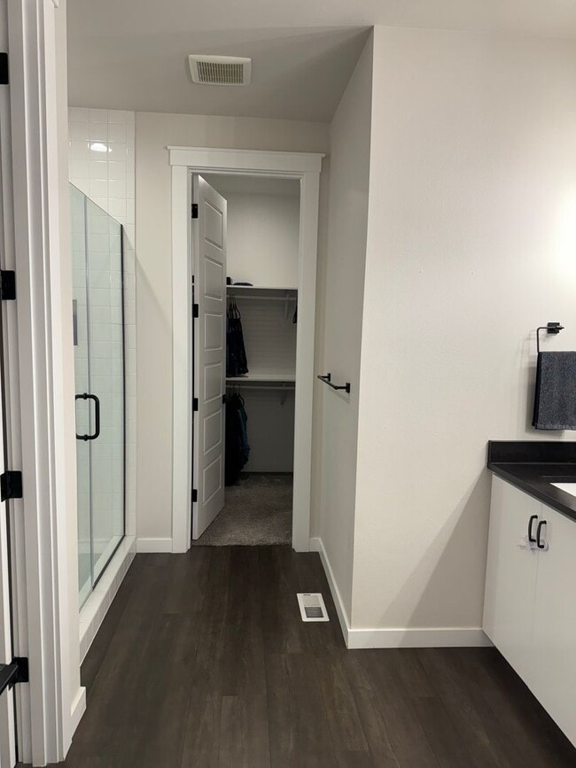 Foto del edificio - Beautiful Home with lots of upgrades.... A...