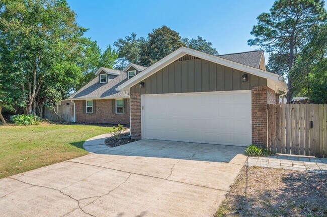 Foto del edificio - 646 Country Club Ave NE