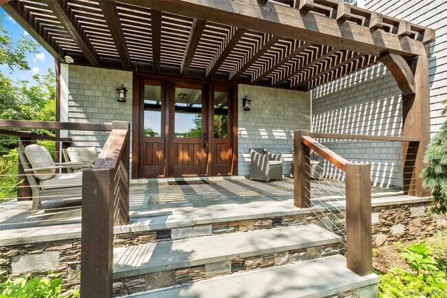 Foto del edificio - 16 Old Field Woods Rd