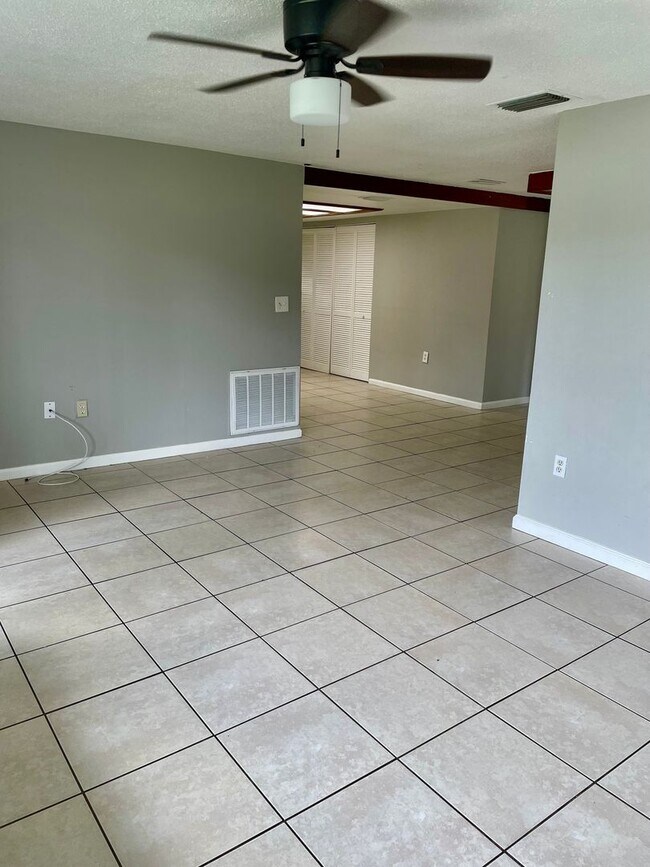 Building Photo - 9105 Pegasus Ave
