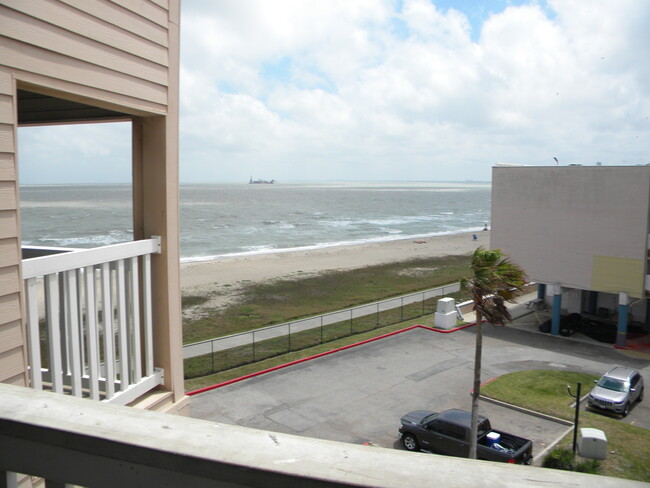 Building Photo - 3938 Surfside Blvd