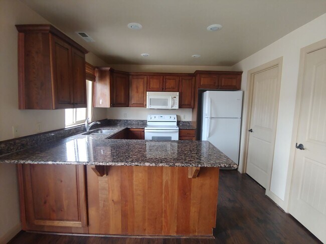 Building Photo - Pet friendly home