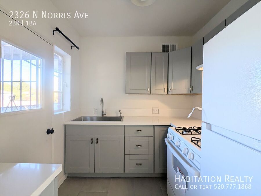 Foto principal - Remodeled 2Bed/1Bath with Designer Touches...